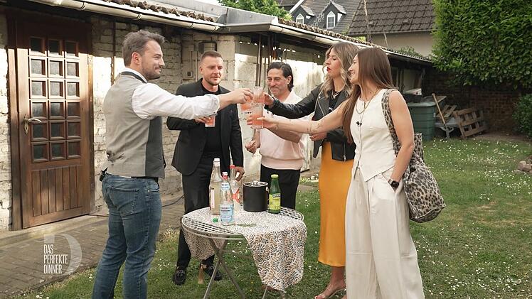 Mit einem alkoholfreien Aperitif beginnt der Finalabend, von links: Philipp, Yannik, Dino, Alex und Analena.