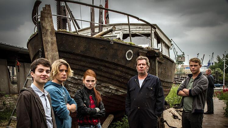 Arne (Max Hegewald, links) hat eine neue Familie gefunden. Haralds (Jan Fedder, Zweiter von rechts) Kinder Lars (Sven Gielnik, Zweiter von links), Wiebke (Franziska Brandmeier, Mitte), und Hans (Dennis Mojen, rechts) begr&uuml;&szlig;en den sensiblen Jungen unterschiedlich.