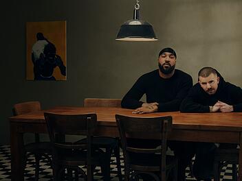Die Filmemacher Tuan Lam und Julia Krampe begleiten OG Keemo (links) und sein Kumpel und Produzent Funkvater Frank &uuml;ber ein Jahr lang bei der Albumproduktion.