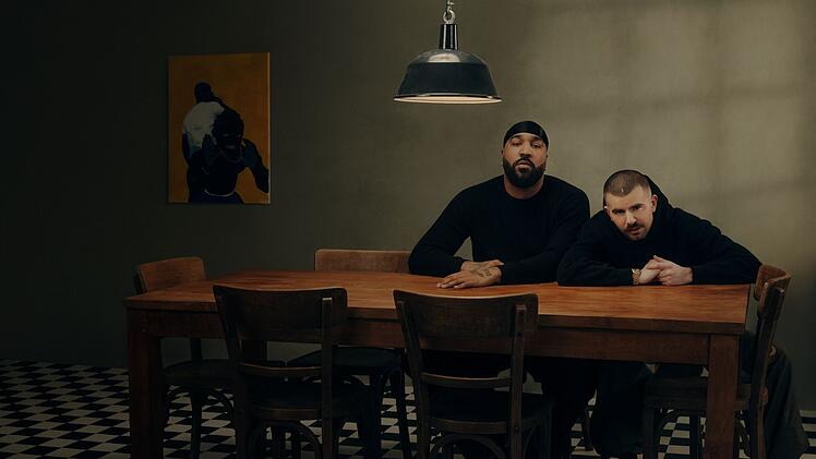 Die Filmemacher Tuan Lam und Julia Krampe begleiten OG Keemo (links) und sein Kumpel und Produzent Funkvater Frank &uuml;ber ein Jahr lang bei der Albumproduktion.