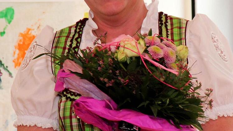 Kita-Leiterin Rita Wittmann freut sich über die Blumen von Dekan Kemmer.