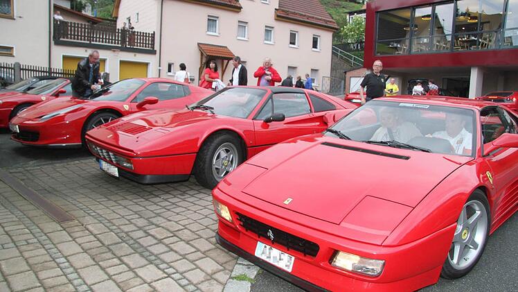 Viele Schaulustige nutzten die Gelegenheit, um die außergewöhnlichen Autos zu bewundern