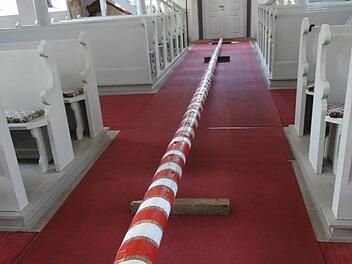 Der Maibaum passte gerade so in die Weißenbrunner Dreifaltigkeits-Kirche, wo er sicher vor Dieben verwahrt wurde. Foto: Arnold Kroll