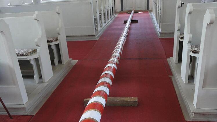 Der Maibaum passte gerade so in die Weißenbrunner Dreifaltigkeits-Kirche, wo er sicher vor Dieben verwahrt wurde. Foto: Arnold Kroll