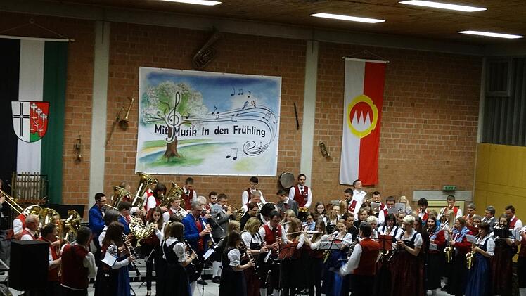 Alle Kapellen beim Gemeinschaftskonzert. Foto: Thomas Reuter