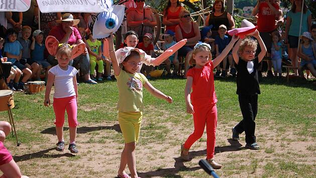 Alle f&uuml;nf Sinne spazierten durch den Garten und zeigten den Eltern wie gut sich die Kinder mit dem Thema auskennen.  Foto: Katharina Becht