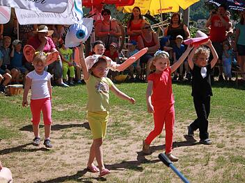 Alle fünf Sinne spazierten durch den Garten und zeigten den Eltern wie gut sich die Kinder mit dem Thema auskennen.  Foto: Katharina Becht