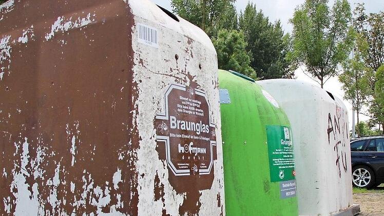 Farbe abgeblättert und vollgeschmiert: Die Glasiglus auf dem Badparkplatz in der Rosenauer Straße müssten dringend ausgetauscht werden, finden Anwohner. Foto: Ulrike Nauer