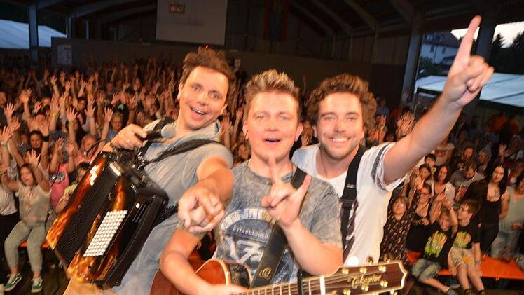 Bei ihnen gibt es kein Aufwärmen. Die Dorfrocker Markus, Tobias, Philipp ließen es in Burggrub krachen und sorgten von Beginn an für Partystimmung .