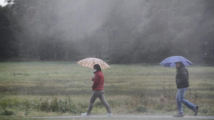 Spaziergänger trotzen Regen und ungemütlichen Temperaturen. Foto: Ulrike Müller