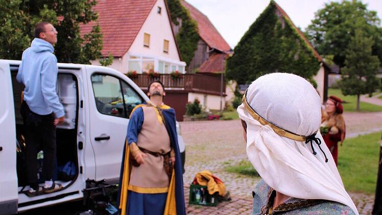 Kameramann zeigt Einsatz: Ob Graf Otto den Schleier zu fassen kriegt? Foto: Werner Vogel