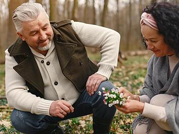 Gibt es einen verlässlichen Schnelltest für die Liebe? Auf die Frage "Bin ich verliebt?" findet man oft nur schwer eine verlässliche Antwort. Psychologen kennen jedoch 11 Anzeichen, die Klarheit schaffen.