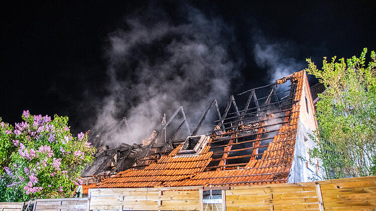 Einfamilienhaus in Vollbrand: 200 Kräfte kämpfen gegen Flammen