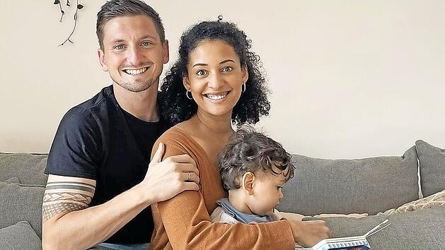 Eine glückliche Familie: Patrick Schwesinger mit seiner Frau Laura und Sohnemann Aaron. "Das Private, Berufliche und Sportliche passt hier in der Region. In Nürnberg kann man das alles zusammen nur sehr schwer verwirklichen", begründet der Spielertrainer des TSV Sonnefeld seinen Weg zurück in die Heimat.