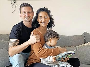 Eine glückliche Familie: Patrick Schwesinger mit seiner Frau Laura und Sohnemann Aaron. "Das Private, Berufliche und Sportliche passt hier in der Region. In Nürnberg kann man das alles zusammen nur sehr schwer verwirklichen", begründet der Spielertrainer des TSV Sonnefeld seinen Weg zurück in die Heimat.