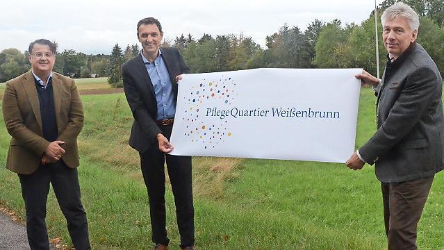 Andreas Skoberne (links) und Andreas Förner (rechts) von der Pflegequartier Weißenbrunn Beteiligungs-GmbH hatten bereits im September 2020 Bürgermeister Jörg Neubauer ihr Vorhaben vorgestellt.