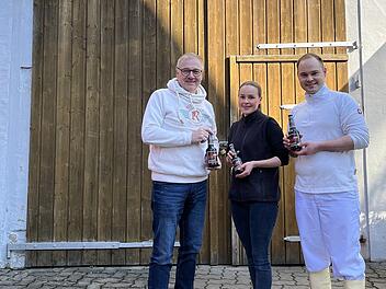 Brauereischef Georg Rittmayer gratuliert Anna und Hannes Albrecht zur Auszeichnung.