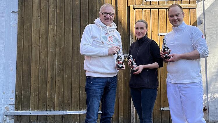 Brauereischef Georg Rittmayer gratuliert Anna und Hannes Albrecht zur Auszeichnung.