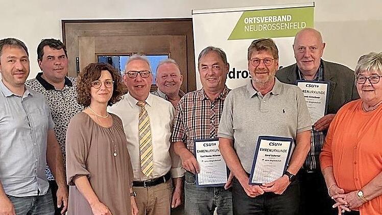 Die Ortsverbandsführung der CSU Neudrossenfeld mit den geehrten Mitgliedern: (v. l.) Thomas Wirth (Beisitzer), Stefan Will (stellv. Ortsvorsitzender), Marion Weidner (Vorsitzende der Frauen-Union Ndf.), Erster Bürgermeister Harald Hübner, Dieter B...