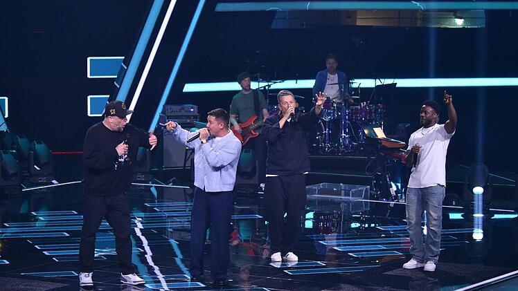Mikro-Fight auf offer Bühne: Die Coaches Smudo, Nico und Michi lieferten sich ein Rap-Battle um den Show-Rückkehrer Clifford Dwenger.