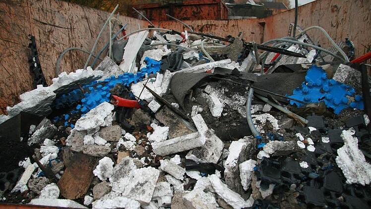 Der letzte Container voller Styrophor und Plastikkabelummantelungen von Kabeln erinnert noch an das ehemalige Schützenhaus in Untersteinach und wartet  auf die Abholung durch die Firma Trapper.