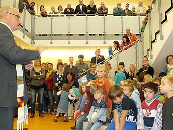 Pfarrer Helmut Hetzel segnet das Kinderhaus und seine jungen "Bewohner".  Foto: Manfred Welker