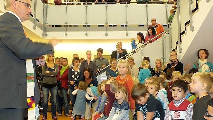 Pfarrer Helmut Hetzel segnet das Kinderhaus und seine jungen "Bewohner".  Foto: Manfred Welker