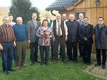 Das Jubelpaar im Kreise der Gratulanten (v.l.) Heinz Büttner, Enkelsohn Luca, Hans Vetter, Bürgermeister Klaus Löffler, Agathe Löffler, Enkelin Anna-Lena, Arno Löffler, Sohn Alexander, Pfarrer Hauth, Manfred Fehn, Pfarrer Chittukalam und Parrer Ho Foto: Hubert Martin