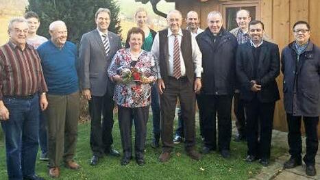 Das Jubelpaar im Kreise der Gratulanten (v.l.) Heinz Büttner, Enkelsohn Luca, Hans Vetter, Bürgermeister Klaus Löffler, Agathe Löffler, Enkelin Anna-Lena, Arno Löffler, Sohn Alexander, Pfarrer Hauth, Manfred Fehn, Pfarrer Chittukalam und Parrer Ho Foto: Hubert Martin