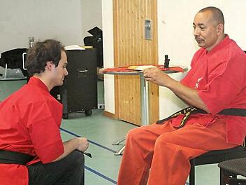 Sigung Walter (r.) gratuliert Sifu Milan Schirowski. Fotos: Weiler