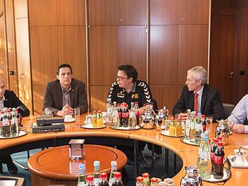 Zu einer "runden Sache" wurde gestern die Vorstellung der beiden Neuen beim HSC Coburg (von links): Trainer Jan Gorr, der neue hauptamtliche Geschäftsführer Wolfgang Heyer, Vorstandssprecher Stefan Apfel, Pressesprecher Thomas Apfel, Wolfgang Weiler vom Gastgeber und Hauptsponsor HUK-Coburg, Jochen Knauer von der HSC-GmbH sowie der neue Marketingleiter Jochen Bähr. Fotos: Hagen Lehmann