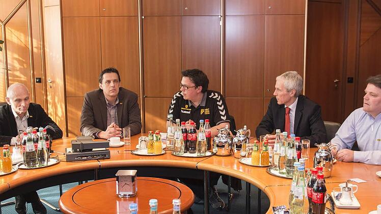 Zu einer "runden Sache" wurde gestern die Vorstellung der beiden Neuen beim HSC Coburg (von links): Trainer Jan Gorr, der neue hauptamtliche Geschäftsführer Wolfgang Heyer, Vorstandssprecher Stefan Apfel, Pressesprecher Thomas Apfel, Wolfgang Weiler vom Gastgeber und Hauptsponsor HUK-Coburg, Jochen Knauer von der HSC-GmbH sowie der neue Marketingleiter Jochen Bähr. Fotos: Hagen Lehmann