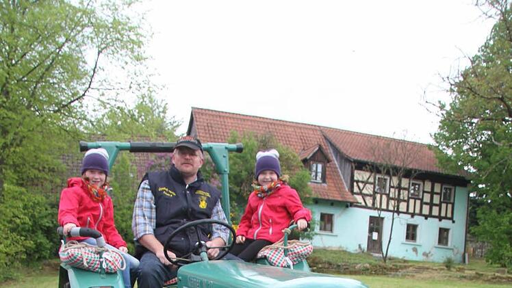 Matthias Held sowie die sieben Jahre alten Zwillinge Sophia und Lisa sind mit dem Traktor da. Foto. Sonja Adam