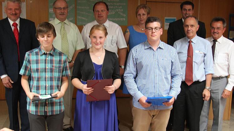 Die drei Besten der Abschlussklasse der Mittelschule Marktleugast (von links) Christian Mockert, Melissa Odörfer und Patrick Buß. Mit im Bild (hintere Reihe, von links): Siegfried Stößlein, Siegfried Sesselmann, Werner Burger (Grafengehaig), Ramona Fichtner (Elternbeirat), Franz Uome (Marktleugast) und Konrektor Theo Schramm. Foto: Klaus Klaschka