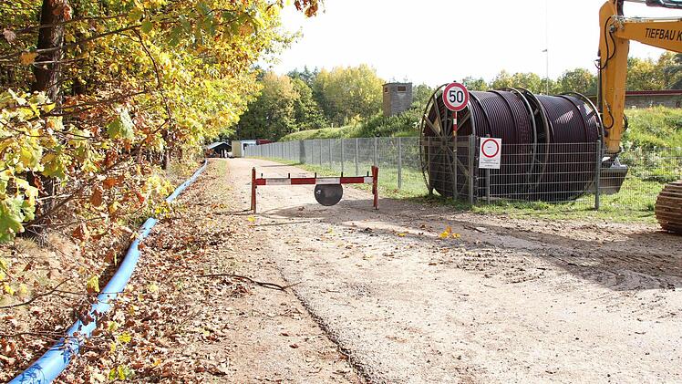Am Hochbehälter lagern bereits die Leerrohre, die zusammen mit der Wasserleitung und einem Stromkabel in den Boden gepflügt werden. Foto: Andreas Dorsch