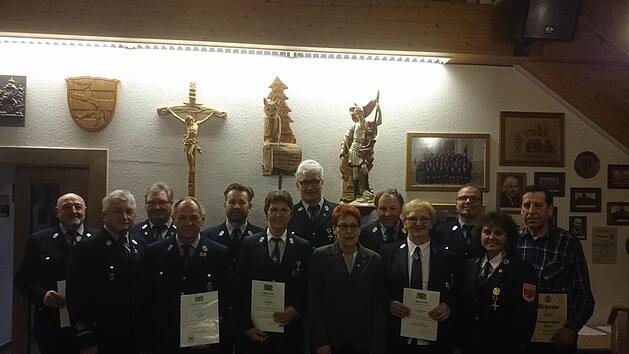 Ehrungen bei der Feuerwehr Fuchsstadt: (hinten von links) Alfred Heid, Burkard Lell, Vorsitzender Uwe Eichel, Josef Leurer, KBM Benno Metz, 2. Kommandant Dirk Volz, Albert Lukaschewitsch. Vorne von links: B&uuml;rgermeister Peter Hart, Josef Wahler, Armella St&ouml;th, stellvertretende Landr&auml;tin Monika Horcher, Doris K&uuml;mmert und Alma Leurer.Foto: Feuerwehr Fuchsstadt