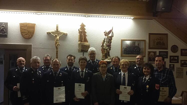 Ehrungen bei der Feuerwehr Fuchsstadt: (hinten von links) Alfred Heid, Burkard Lell, Vorsitzender Uwe Eichel, Josef Leurer, KBM Benno Metz, 2. Kommandant Dirk Volz, Albert Lukaschewitsch. Vorne von links: B&uuml;rgermeister Peter Hart, Josef Wahler, Armella St&ouml;th, stellvertretende Landr&auml;tin Monika Horcher, Doris K&uuml;mmert und Alma Leurer.Foto: Feuerwehr Fuchsstadt