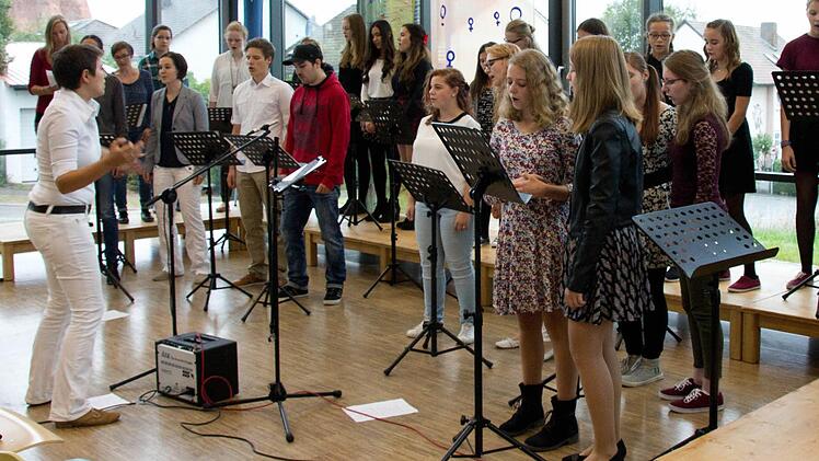 Franny Fuchs (links) übte mit dem Chor des Eberner Gymnasiums und leitete ihn nach dem Workshop auch beim abendlichen Konzert.
