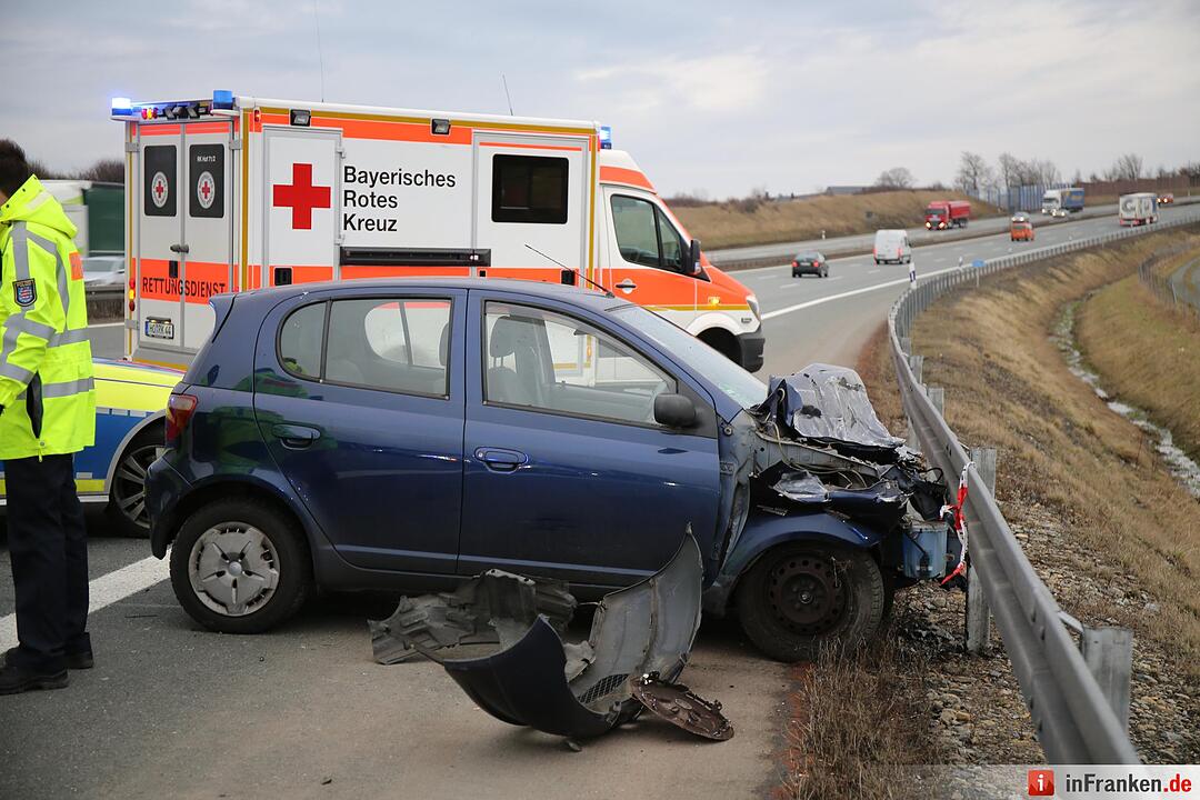 A9 bei Hof: Frau flieht vor Polizeikontrolle und baut Unfall