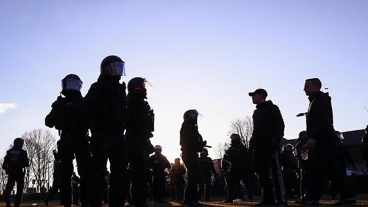 Bis zum Abpfiff blieb es friedlich beim Frankenderby am Samstag in Nürnberg. Doch dann musste die Polizei mehrere Male eingreifen. Foto: Christian Charisius/dpa