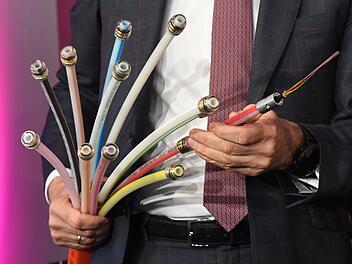 So sehen mehrfarbige Kunststoffrohre aus, in die später Lichtleiterkabel eingezogen werden können: Damit wird das Internet richtig schnell. Symbolfoto: Archiv