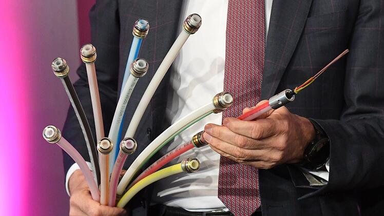 So sehen mehrfarbige Kunststoffrohre aus, in die später Lichtleiterkabel eingezogen werden können: Damit wird das Internet richtig schnell. Symbolfoto: Archiv