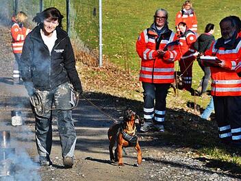 Wenig Interesse zeigt dieser Hund beim Eignungstest, als es an rauchenden Gefäßen vorbei ging. Foto: Hanns Friedrich