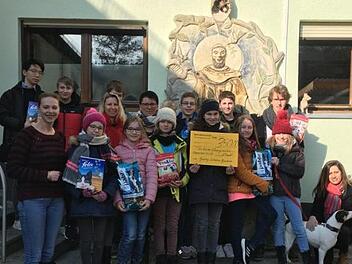&Uuml;ber die Spende ans  Tierheim freuen sich die Leitung des Heimes, einige Kinder  und Betreuerinnen aus dem p&auml;dagogischen Team des M&uuml;nnerst&auml;dter Gymnasiums . Foto: Corina Markert