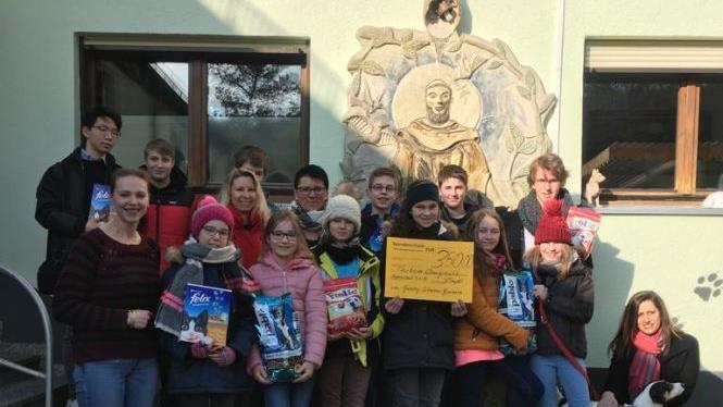 &Uuml;ber die Spende ans  Tierheim freuen sich die Leitung des Heimes, einige Kinder  und Betreuerinnen aus dem p&auml;dagogischen Team des M&uuml;nnerst&auml;dter Gymnasiums . Foto: Corina Markert