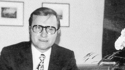 Heinz K&ouml;hler w&auml;hrend seiner Zeit als Landrat in seinem B&uuml;ro.