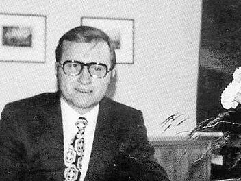 Heinz Köhler während seiner Zeit als Landrat in seinem Büro.