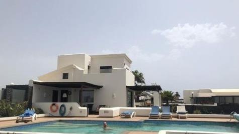 Von Handtuchschlachten keine Spur: Thomas Bickel alleine im Pool.  Foto: Thomas Bickel