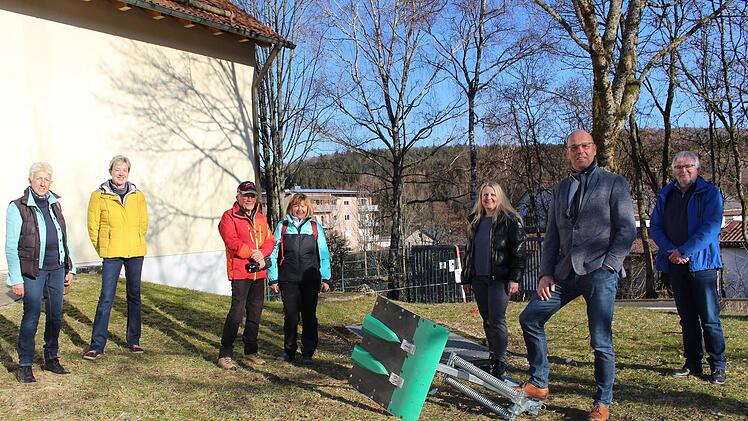 Edith Statt (von links), Ute Sauren, Ottmar und Karin Bauer, Dunja Hildmann-Hüfner, Gerd Kleinhenz und Uwe Schmidt bei der Übergabe der Loipenspurgerätes. Foto: Julia Raab