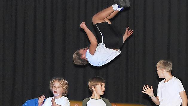 Waghalsige Flugeinlagen zeigten die Jungs an der sogenannten Saltomaschine.